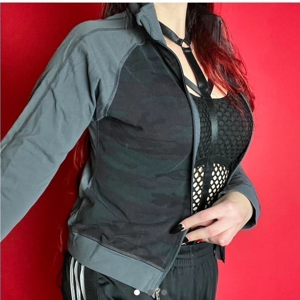 Grey lulu lemon zip up hoodie 🤍🖤